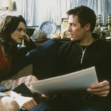 Hugh Grant (Will) e Rachel Weisz (Rachel) in una scena del film About a Boy (2002)