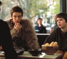 Hugh Grant (Will), Nicholas Hoult (Marcus) e Toni Collette (Fiona) in una immagine di About a Boy