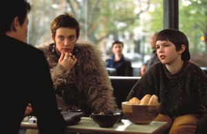 Hugh Grant (Will), Nicholas Hoult (Marcus) e Toni Collette (Fiona) in una immagine di About a Boy