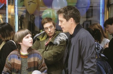 Hugh Grant (Will), Nicholas Hoult (Marcus) e Toni Collette (Fiona) in una scena di About a Boy