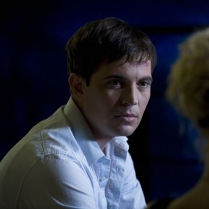 Il Dottor Caine (Tygh Runyan) rivolto a Tamara Johansen (Alaina Kalanj) nell'episodio Space di Stargate Universe