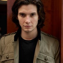 Il giovane Ben Barnes posa per il photocall del film Un matrimonio all'Inglese al Toronto Film Festival