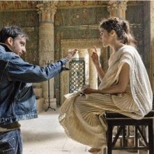 Il regista Alejandro Amenábar con Rachel Weisz sul set del film Agora