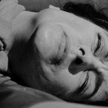 Joan Crawford priva di sensi in una scena del film Che fine ha fatto Baby Jane?