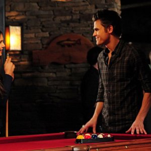 Nina Dobrev e Paul Wesley al tavolo da biliardo nell'episodio 162 Candles di The Vampire Diaries