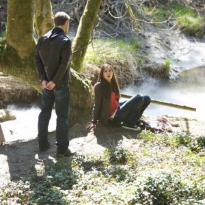Nina Dobrev piuttosto spaventata nel primo episodio di Vampire Diaries