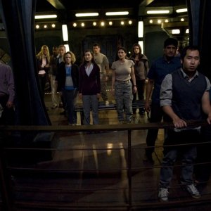 Parte dell'equipaggio, Jennifer Spence e Vanessa James in una scena dell'episodio Space di Stargate Universe