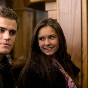 Paul Wesley e una sorridente Nina Dobrev sul set del primo episodio di Vampire Diaries