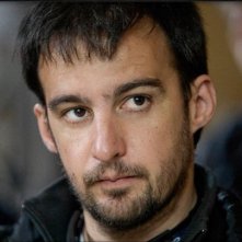 Primo piano del regista Alejandro Amenábar dal set del film Agora