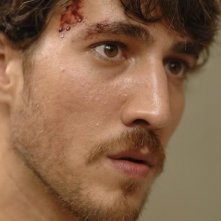 Primo piano di Alberto Ammann dal film Cella 211