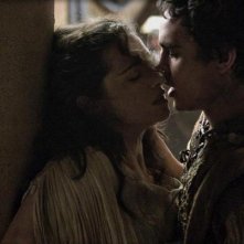 Rachel Weisz e Rupert Evans in un'immagine romantica del film Agora