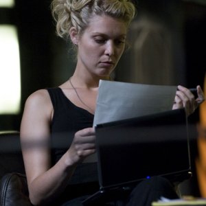 TJ (Alaina Kalanj) legge un documento in un momento dell'episodio Space di Stargate Universe