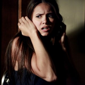 Una spaventata Elena (Nina Dobrev) nell'episodio Family Ties  della serie The Vampire Diaries