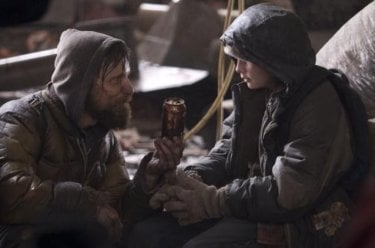 Viggo Mortensen e Kodi Smit-McPhee in una sequenza del film The Road