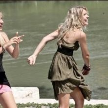 Cecilia Albertini e Laura Adriani in una scena del film Piazza Giochi