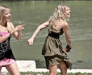 Cecilia Albertini e Laura Adriani in una scena del film Piazza Giochi