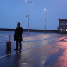 Ewan McGregor in una suggestiva immagine del film L'uomo nell'ombra