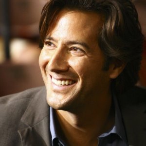 Henry Ian Cusick è Desmond Hume nell'episodio Happily Ever After di Lost