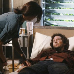 Henry Ian Cusick e Sheila Kelley nell'episodio Happily Ever After di Lost