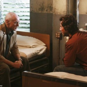 Henry Ian Cusick ed Alan Dale nell'episodio Happily Ever After di Lost