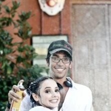 Il regista Marco Costa con Laura Glavan sul set del film Piazza Giochi