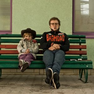 Jonathan Zaccaï con il piccolo Nassim Ben Abdeloumen in un'immagine del film Simon Konianski