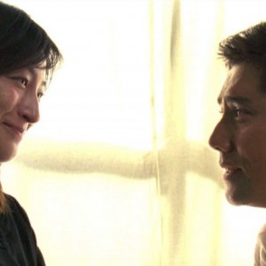 Kimiko Yo e Masahiro Motoki in una scena del film Departures