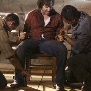 Lost: Henry Ian Cusick in una scena dell'episodio Happily Ever After