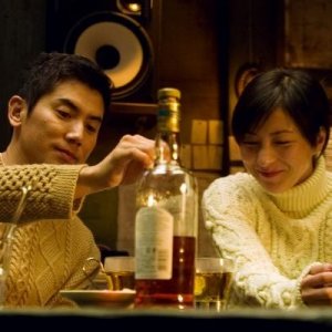 Masahiro Motoki e Ryoko Hirosue in un'immagine del film Departures