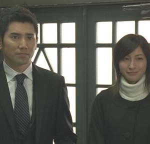 Masahiro Motoki e Ryoko Hirosue in una scena del film Departures