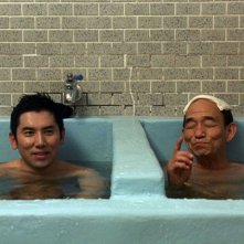 Masahiro Motoki e Takashi Sasano in una scena del film Departures