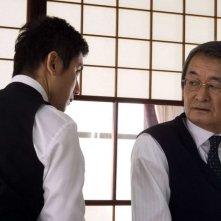 Masahiro Motoki e Tsutomu Yamazaki in una scena del film Departures
