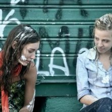 Nausicaa Benedettini e Laura Adriani in un'immagine del film Piazza Giochi