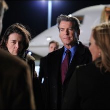 Olivia Williams e Pierce Brosnan in una sequenza del film L'uomo nell'ombra