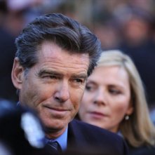 Pierce Brosnan con Kim Cattrall in una sequenza del film L'uomo nell'ombra