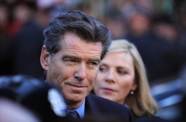 Pierce Brosnan con Kim Cattrall in una sequenza del film L'uomo nell'ombra