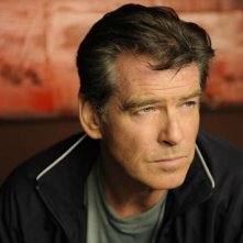 Primo piano di Pierce Brosnan dal film L'uomo nell'ombra