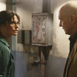 Sheila Kelley ed Alan Dale nell'episodio Happily Ever After di Lost