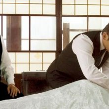 Tsutomu Yamazaki e Masahiro Motoki in una scena del film Departures