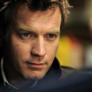 Un intenso primo piano di Ewan McGregor dal film L'uomo nell'ombra