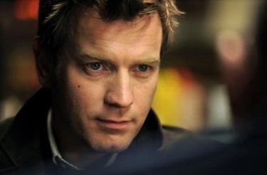 Un intenso primo piano di Ewan McGregor dal film L'uomo nell'ombra