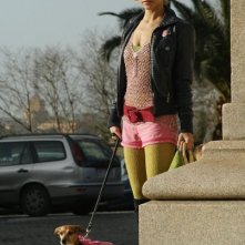 Alessandra Carlesi e la cagnetta Mila sul set del film Quando si diventa grandi