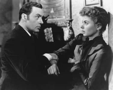 Charles Boyer e Ingrid Bergman in una scena del film Angoscia