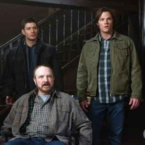 Supernatural: Jensen Ackles, Jared Padalecki e Jim Beaver in una scena dell'episodio Dead Men Don't Wear Plaid