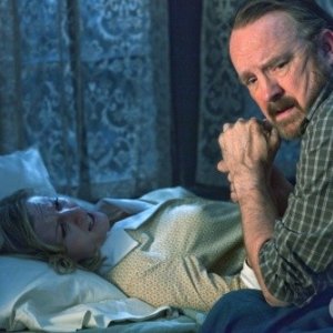 Supernatural: Jim Beaver e Carrie Fleming in una scena dell'episodio Dead Men Don't Wear Plaid