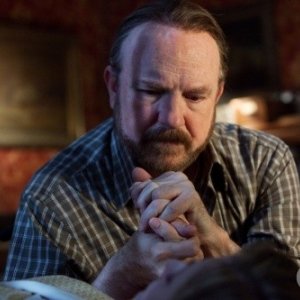 Supernatural: Jim Beaver in un momento drammatico dell'episodio Dead Men Don't Wear Plaid