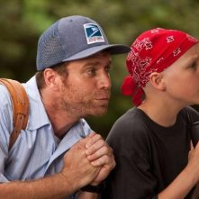 Brady (Jeffrey Johnson) e Tyler (Tanner Maguire) pregano con gioia nel film Letters to God