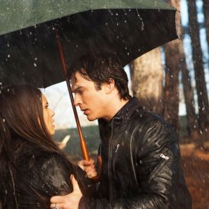 Damon (Ian Somerhalder) discute con Elena (Nina Dobrev), sotto la pioggia, nell'episodio Let the Right One In di Vampire Diaries
