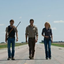 Joe Anderson, Timothy Olyphant e Radha Mitchell nello scenario apocalittico del film The Crazies