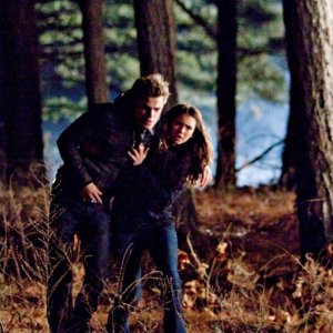 Nina Dobrev aiuta Paul Wesley in una sequenza dell'episodio Let the Right One In di Vampire Diaries
